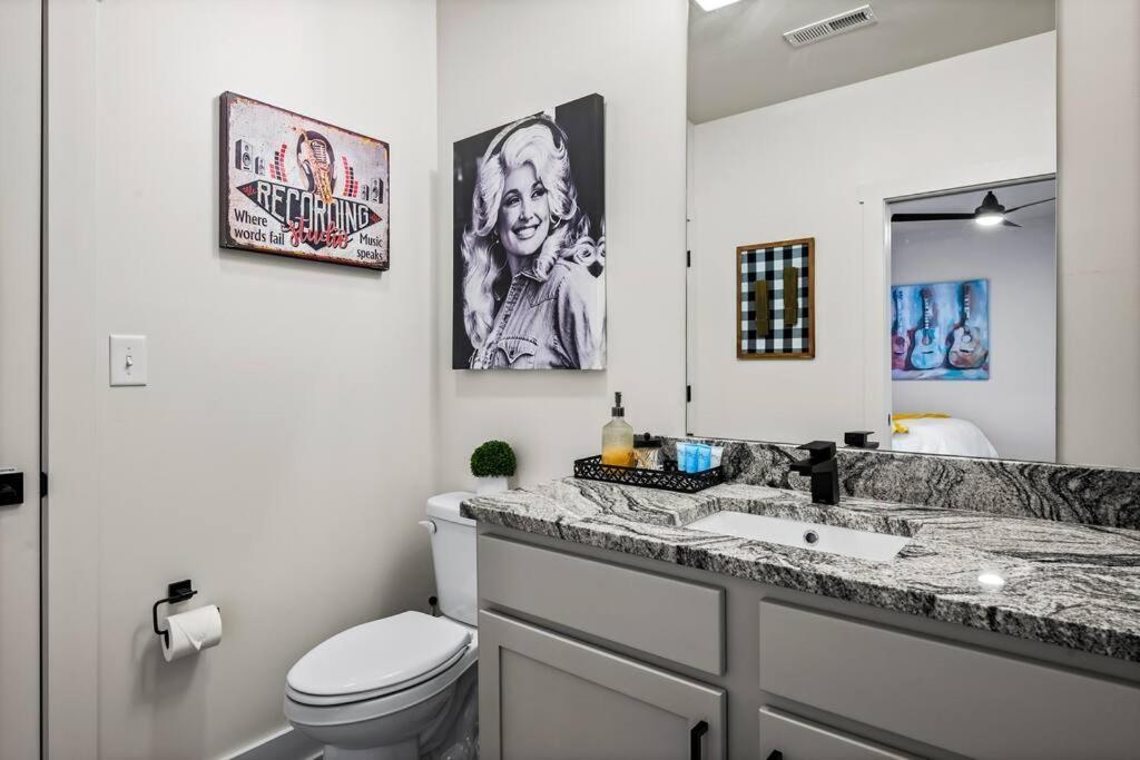 *Dog Friendly*Modern Home-Minutes To Dollywood, Gatlinburg, Smoky Mountains & Pigeon Forge! エクステリア 写真