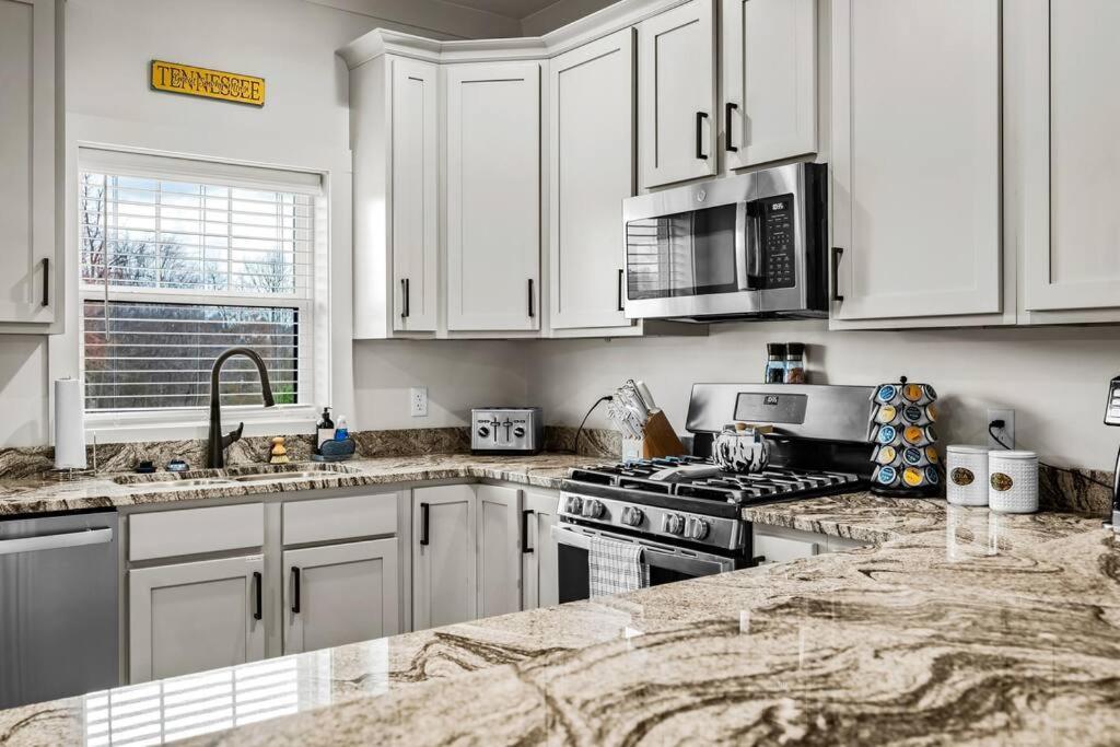 *Dog Friendly*Modern Home-Minutes To Dollywood, Gatlinburg, Smoky Mountains & Pigeon Forge! エクステリア 写真