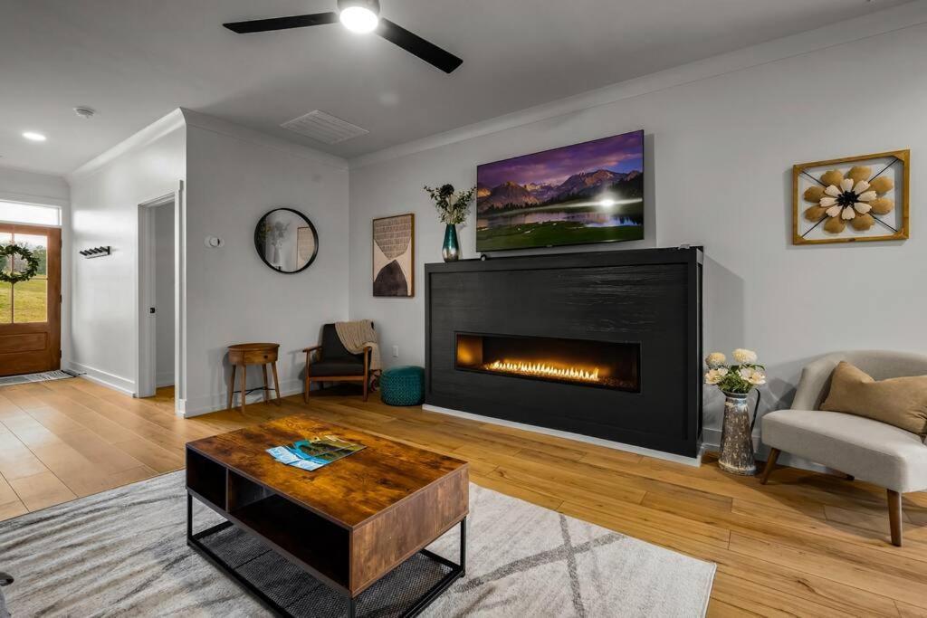 *Dog Friendly*Modern Home-Minutes To Dollywood, Gatlinburg, Smoky Mountains & Pigeon Forge! エクステリア 写真