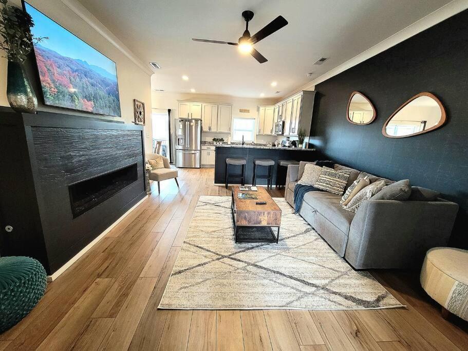 *Dog Friendly*Modern Home-Minutes To Dollywood, Gatlinburg, Smoky Mountains & Pigeon Forge! エクステリア 写真